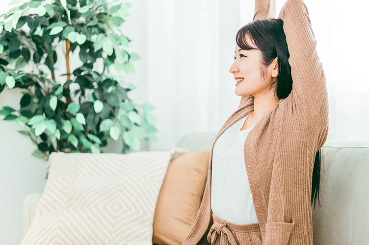 背伸びをする女性