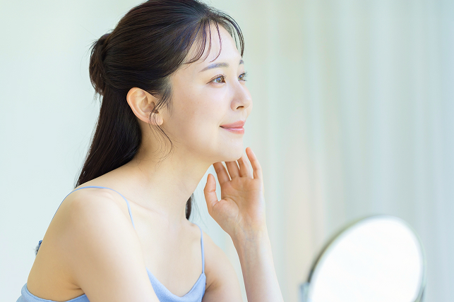 肌を触る女性