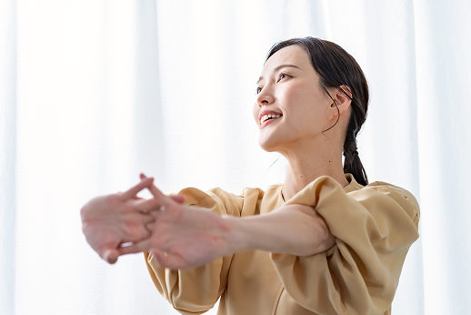 肌を触る女性