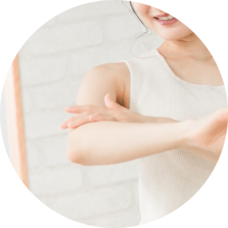 腕に触れる女性